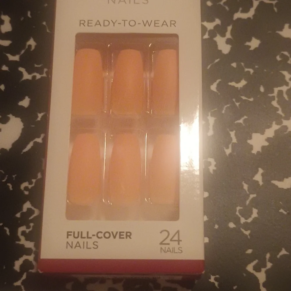 Color nails - Picture 3 of 3
